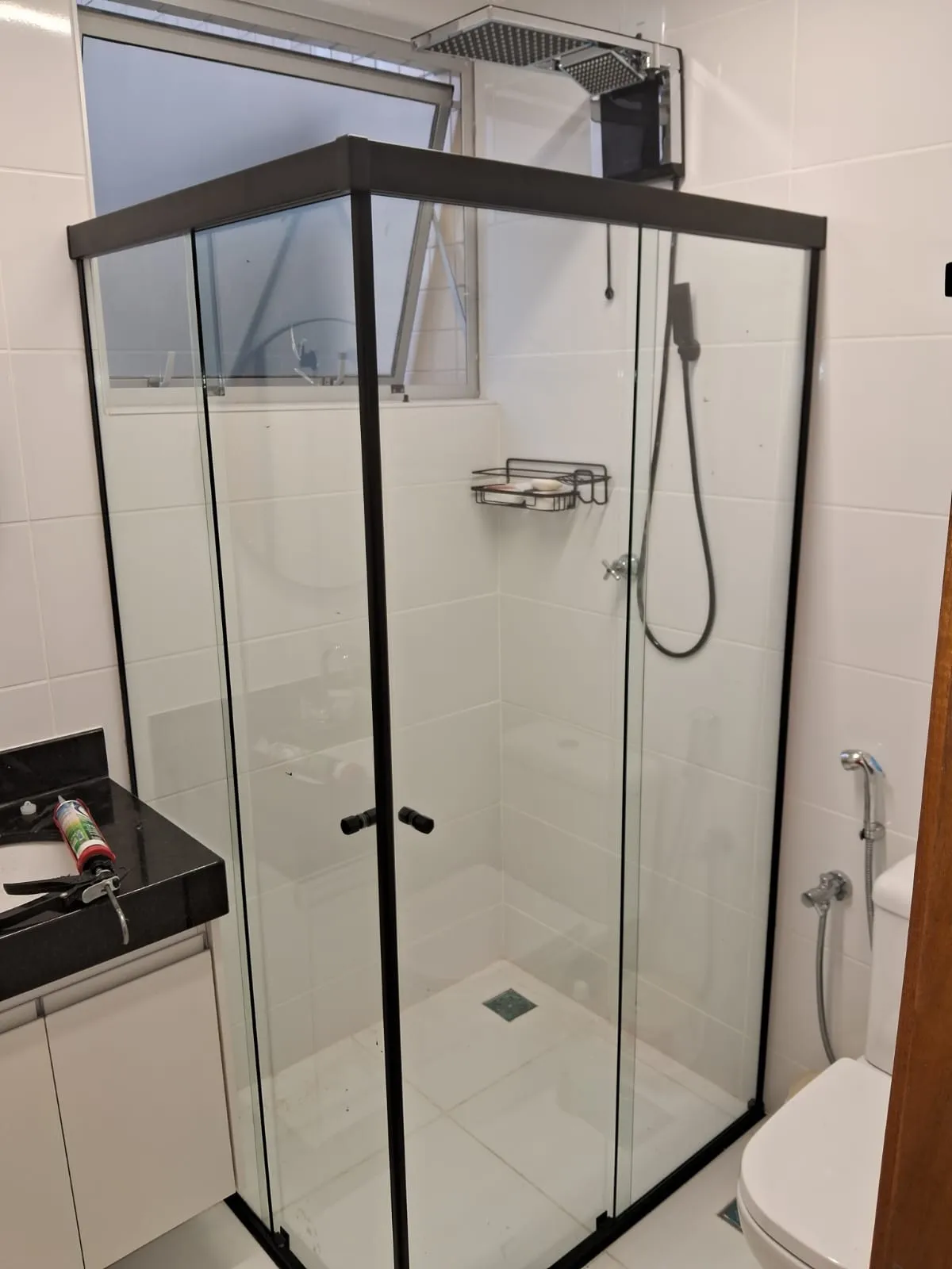 Box de banheiro instalado em ambiente moderno